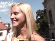 外国老汉老牛吃嫩草在家嫖了个无毛雏妞