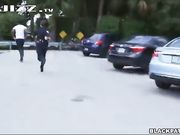 美国女警大白天路边求欢黑人小伙