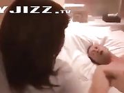 高颜值的小嫩妹可以挤出汁-且看她如何被猛男肏