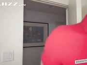 娇小金发艳妞的屄需要大鸡巴来满足