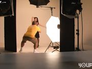 借拍照的空档 摄影师忍不住内射了风韵女顾客