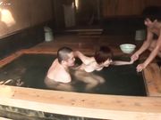 公司组织泡温泉 跟女同事4P大战