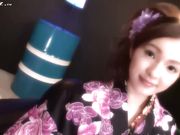 和服小妹把什么都往逼里塞