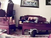 老婆怀疑老公有外遇在家偷装摄像头 不料却拍到他和自己妹妹看电视时在沙发茶几上做爱