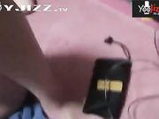 晚上在家调教小女友 振动棒快速抽插 流了一床淫水 叫声超级疯狂