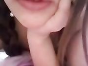 逼逼没长几根毛毛的辫子女主播拿着自拍杆和男友啪啪