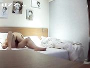 未来岳父在客厅看电视 我和女友在房间偷偷操逼好刺激