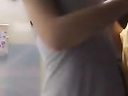 美女主播在川流不息的商场往自己逼里塞跳蛋开震动直播