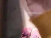 美女主播在川流不息的商场往自己逼里塞跳蛋开震动直播