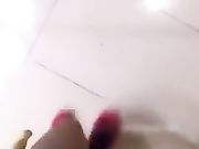 美女主播在川流不息的商场往自己逼里塞跳蛋开震动直播