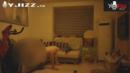 对白淫荡单位骚女同事老公出差 上她家约炮边操边看着她俩的结婚照有些内疚