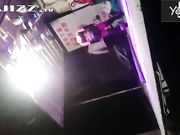 大雪纷飞撑着雨伞露天看乡下草台班子的精彩表演