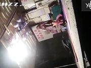 大雪纷飞撑着雨伞露天看乡下草台班子的精彩表演