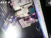 大雪纷飞撑着雨伞露天看乡下草台班子的精彩表演