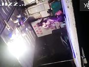 大雪纷飞撑着雨伞露天看乡下草台班子的精彩表演