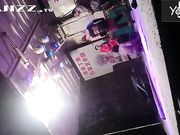 大雪纷飞撑着雨伞露天看乡下草台班子的精彩表演