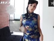 混血花臂纹身巨乳妹子旗袍诱惑沙发上道具自慰逼逼无毛还挺嫩