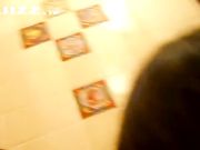 刚结婚不久的小夫妻浴缸做爱自拍