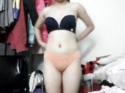 涉世未深年轻小演员为了上镜出名被禽兽导演诱骗脱衣3