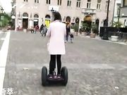 洋老外系列之带小姐妹一起玩平衡车
