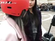 洋老外系列之带小姐妹一起玩平衡车