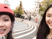 洋老外系列之带小姐妹一起玩平衡车