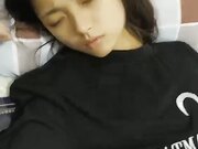 刚成年的可爱萝莉 太困了眼睛睁不开睡着了 拉起来直接操