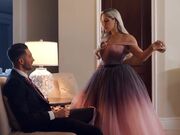 女孩准备好去参加舞会离开前和哥哥来一发