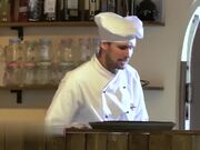 微乳服务生女孩吮吸顾客大屌来获取小费