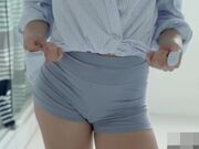 身穿性感衣服的妹妹用鲍鱼品尝哥哥的精液