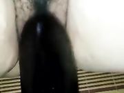 熟妇的逼果然能吞万物 这么大根茄子也能塞的进去