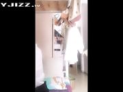 大胸学妹趁着宿舍没有其它人直播玩逼逼随便揉几下就出淫水