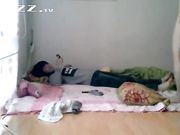 妹妹的同学很清纯 送个手机就在家里给操了小穴又紧又嫩 操起来真爽