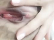 颜值还不错肤色很漂亮的美女主播来月经还和狼友神交舔鸡巴