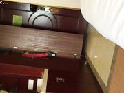 约炮农村小妹偷拍她洗澡