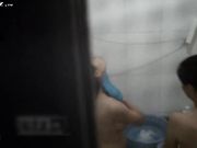 晚上睡不着小区窗外偷窥两个闺蜜洗澡听她俩聊天看着那大奶子下面好胀啊