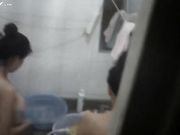 晚上睡不着小区窗外偷窥两个闺蜜洗澡听她俩聊天看着那大奶子下面好胀啊