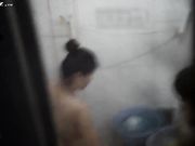 晚上睡不着小区窗外偷窥两个闺蜜洗澡听她俩聊天看着那大奶子下面好胀啊