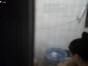 晚上睡不着小区窗外偷窥两个闺蜜洗澡听她俩聊天看着那大奶子下面好胀啊