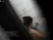 晚上睡不着小区窗外偷窥两个闺蜜洗澡听她俩聊天看着那大奶子下面好胀啊