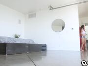 好奇的继女秋福尔斯想看看她的继父鸡巴到底有多大