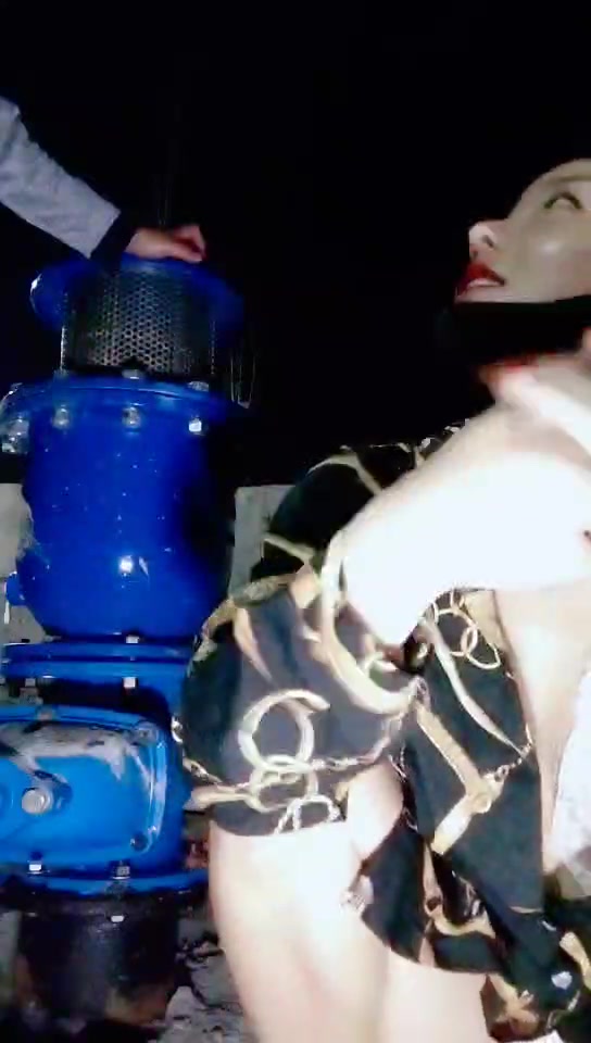 深夜户外勾搭路人衣服都没脱就开干揉奶后入