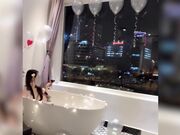 高档酒店女友过生日鲜花配美女