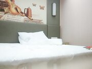 大奶骚女舔屌抬起双腿上位骑乘后入肥臀