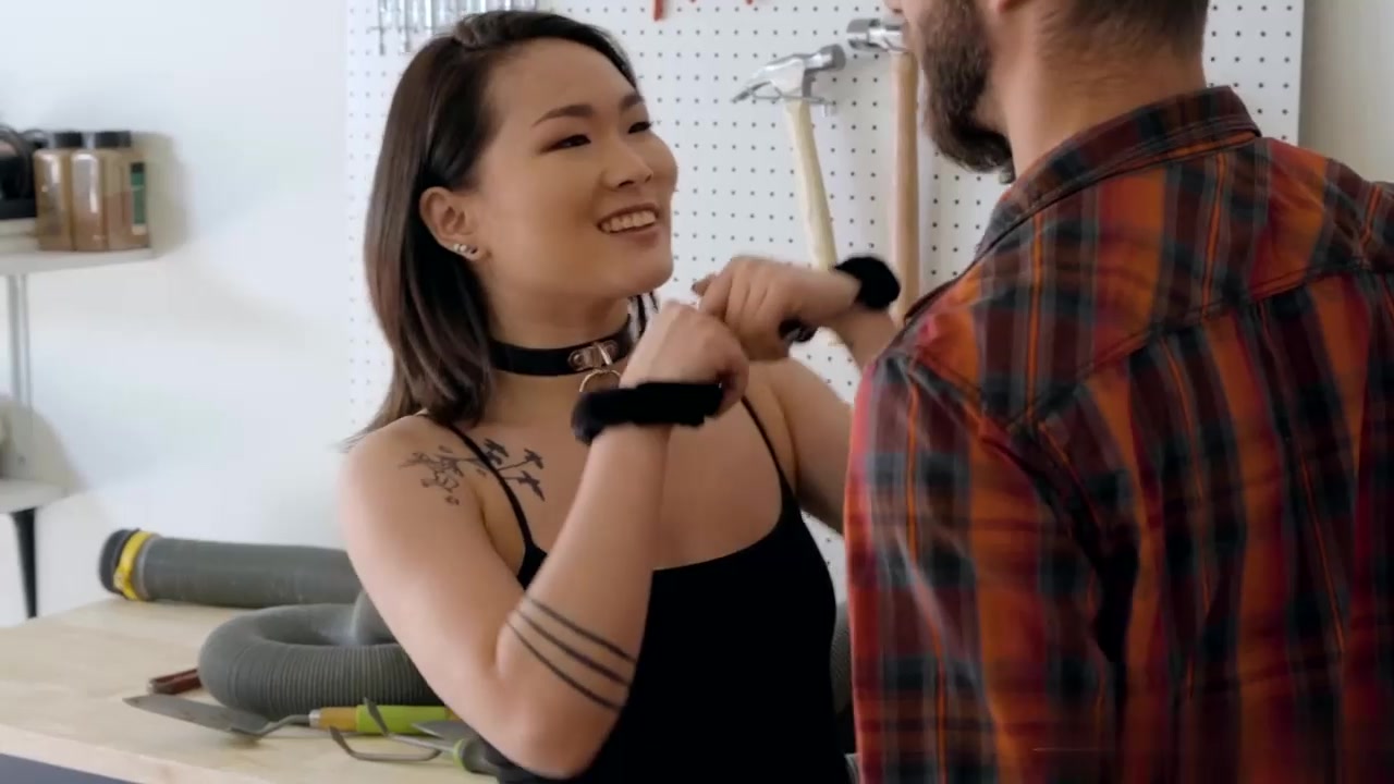 肉嘟嘟的丰满妹子渔网裤袜扣逼捆绑暴力口爆