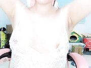 顶级美臀一线天骚女撩起短裙翘屁股扭动01