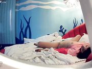 贴心中年大叔第一次约炮压在妹子的双乳上温柔啪啪