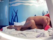 贴心中年大叔第一次约炮压在妹子的双乳上温柔啪啪