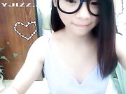 大框眼镜妹一看年纪就不大