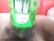 让主播先用瓶子插逼然后再啪啪